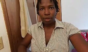 чорне дерево з велик ...