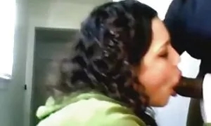 біла дівчина смокче  ...